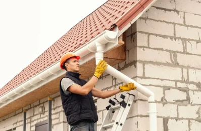 Pose et remplacement de gouttières à Chanteau